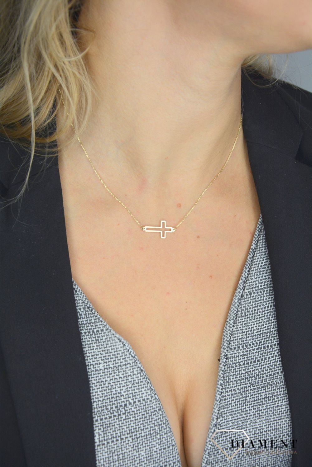 Złoty naszyjnik celebrytka 333 krzyżyk ✅ Złote Naszyjniki Damskie w Sklepie z Biżuterią zegarki-diament.pl ✅ Piękne i Eleganckie Naszyjniki dla Kobiet.jpg